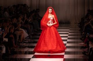 UN'ODE ALLA PARIGINA SFILATA HAUTE COUTURE 